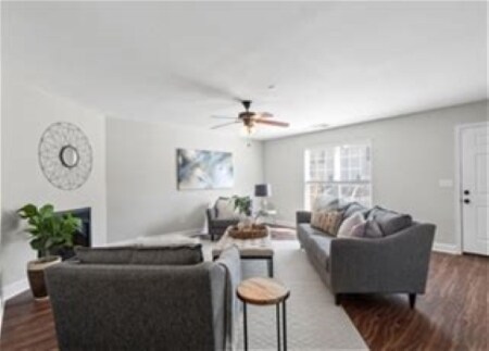 Large Living area - 1109 Maple Tree Ln