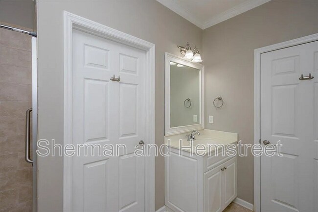 Building Photo - 2002 Amberley Dr