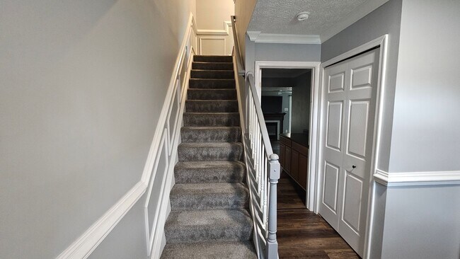 Building Photo - DON'T MISS THIS STUNNER!  3 Bedroom End Unit Townhome in Quiet Location!