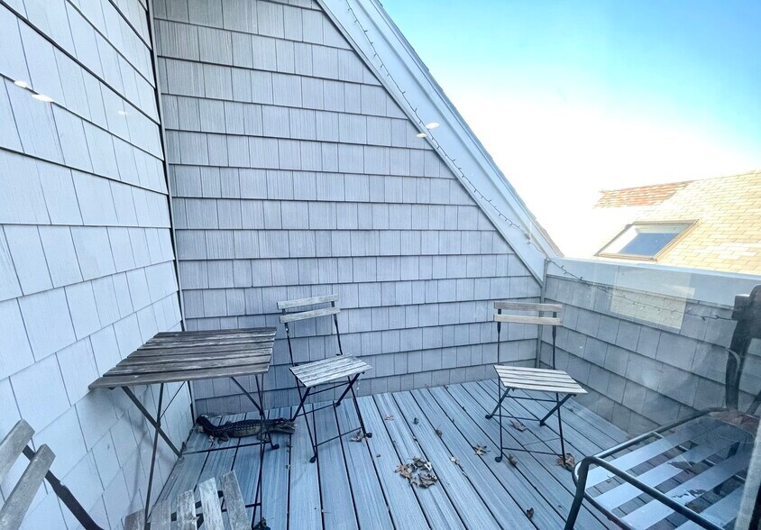 Building Photo - 17 Iroquois St