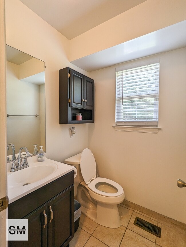 Building Photo - 7904 Birdsong Dr