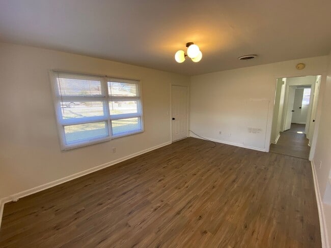 Building Photo - Charming 3 Bedroom House in Quite Neighborhood