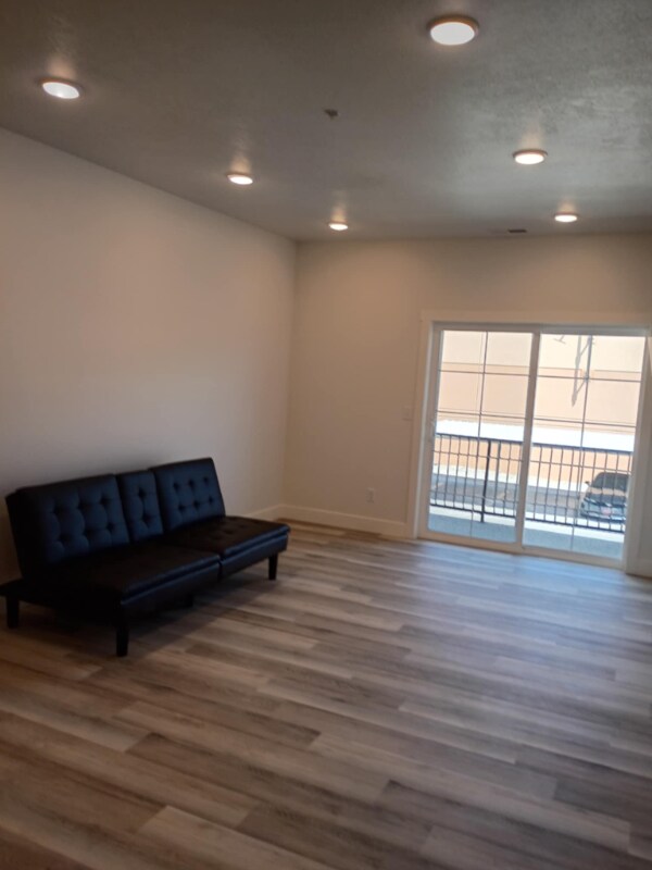 Building Photo - 1561 110