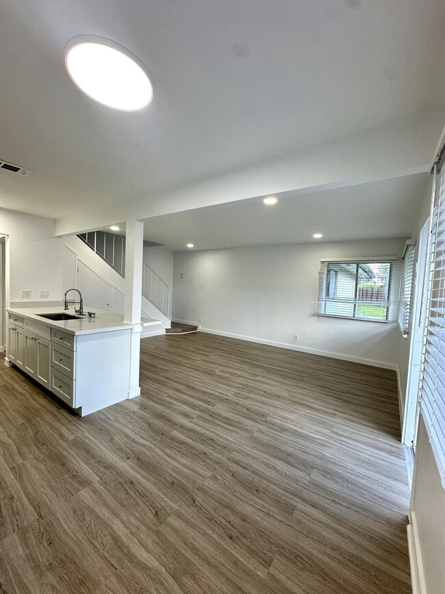 Building Photo - 906 E Tiffany Dr