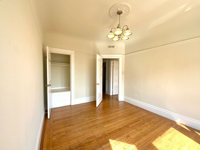 Building Photo - 4BR/2BA in Haight. IN-UNIT LAUNDRY! DISHWA...