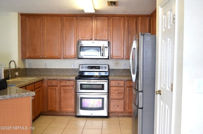 Building Photo - 800 Black Cherry Dr S