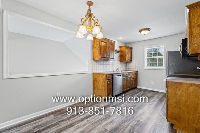 Building Photo - Welcome home to this beautifully updated 3-bedroom, 2-bath duplex in the heart of Johnson County!