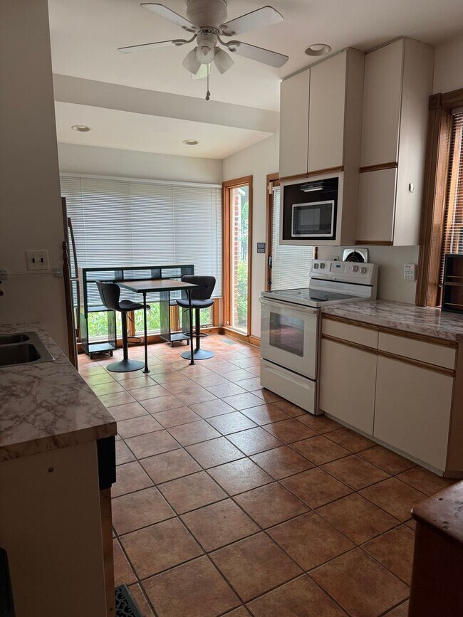 Building Photo - Charming and unique 3 bedroom, 3 bath townhome near Brandywine River and Zoo