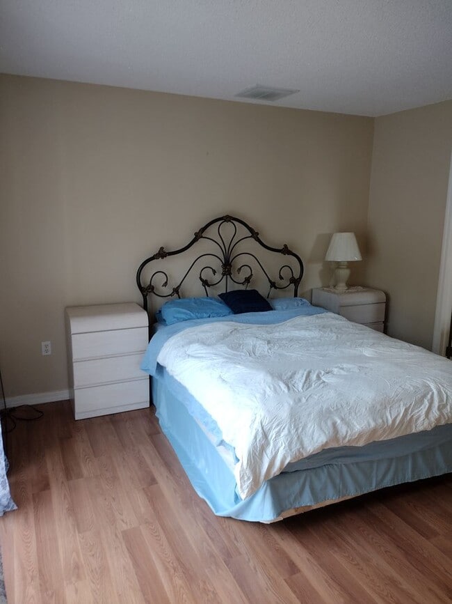 Building Photo - 3 Bedroom 2 Bath House 2 car garage with Large screened in porch! Tenant occupied till March 31st