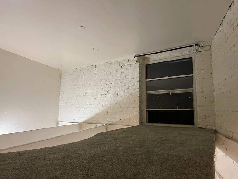loft: other direction - 4013 W Sunset Blvd