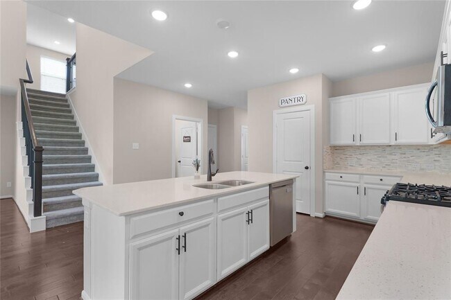 Building Photo - 23827 Via Leoni Dr