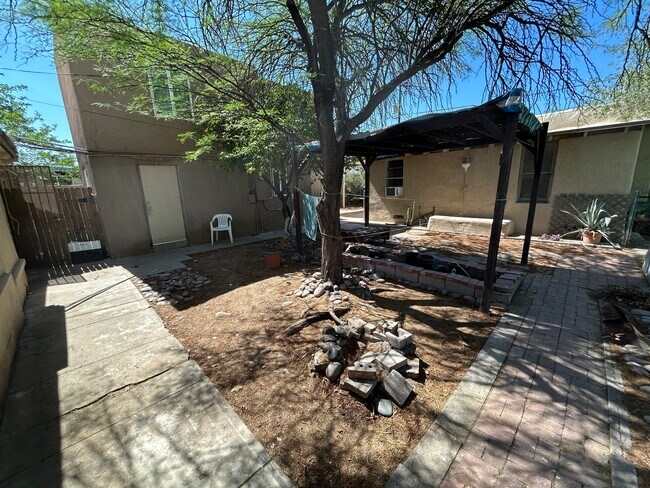 Building Photo - 433 E 23rd St