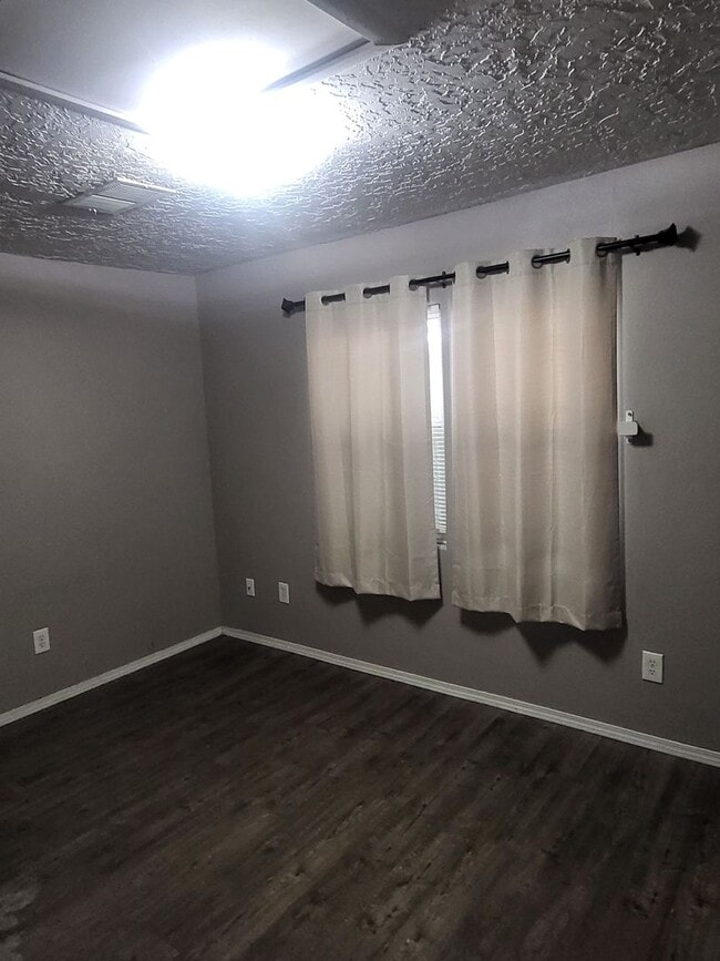 Building Photo - Historic Bungalow House 2/bd 1/ba 730/sf