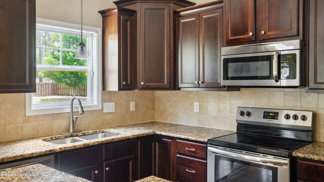 Building Photo - 110 Queens Cove Way