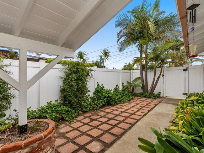 Building Photo - Oceanside Beach-Close 3BD/2BA Home with Easy Freeway Access