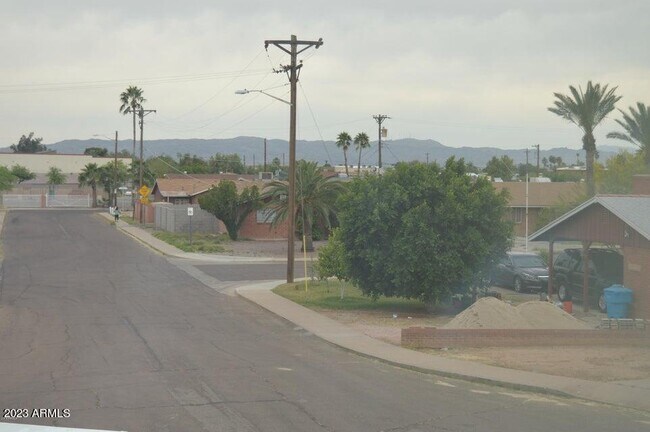 Building Photo - 3529 E Palm Ln