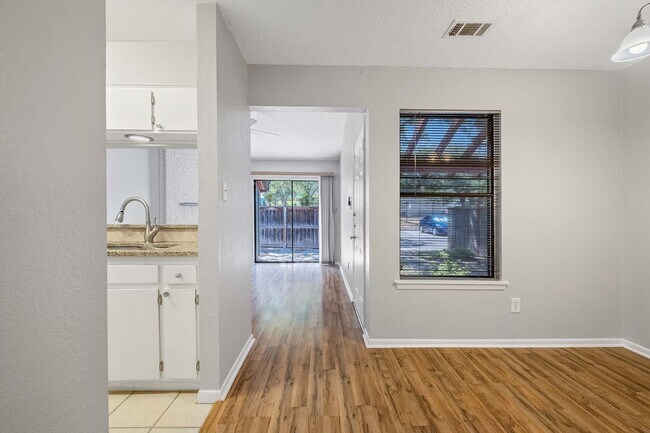 Building Photo - Lovely 1 Bedroom, 1 Bath Condo in South Lamar