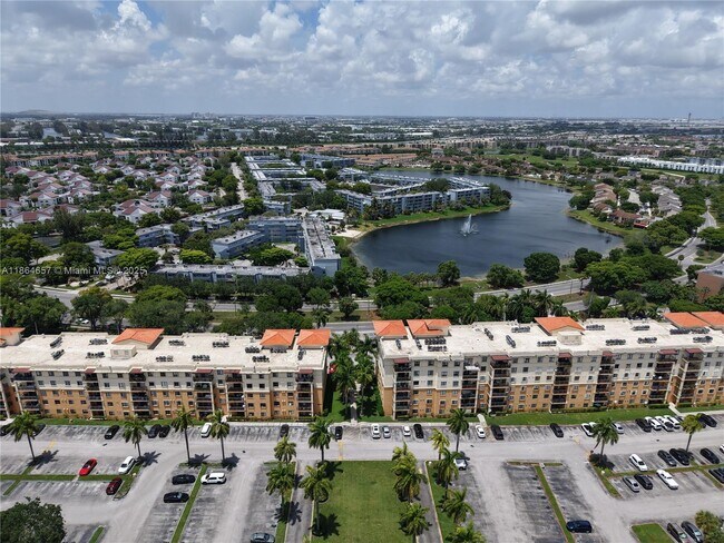 Building Photo - 9340 Fontainebleau Blvd