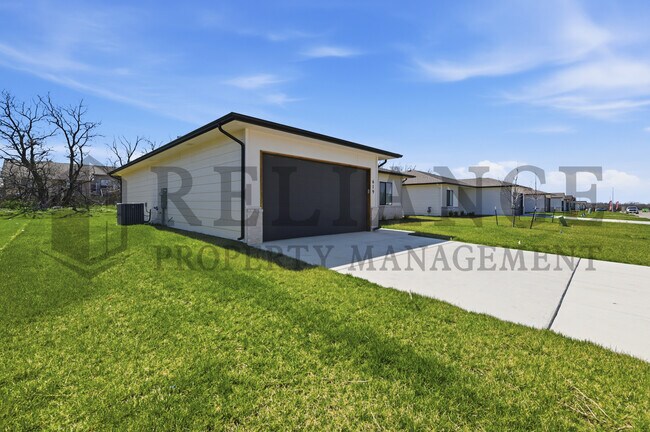 Building Photo - 619 Elmwood St