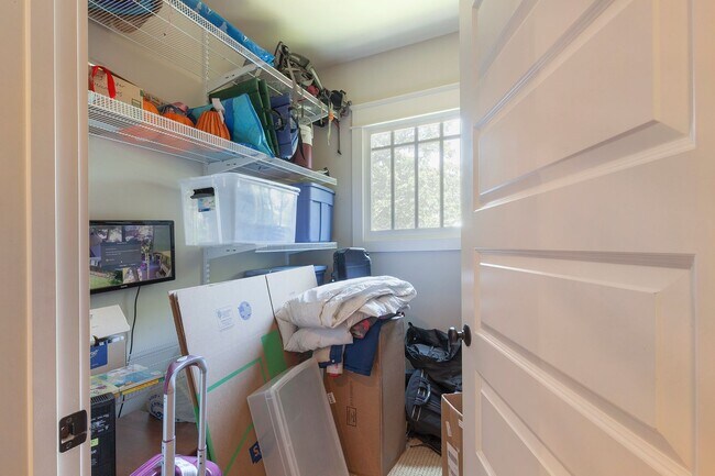 Building Photo - Beautiful 4/4 Plus Office, 4 Blocks From E...