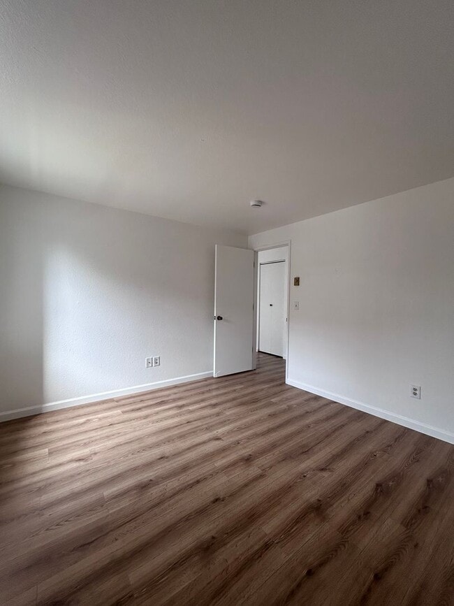 Building Photo - 2 Bed 1 Bath in heart of Bellingham Receive a $250 Amazon gift card upon move in!!