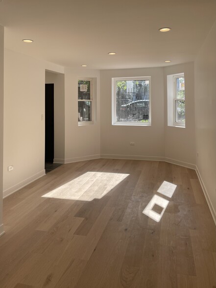 Primary Photo - 3006 N Troy St