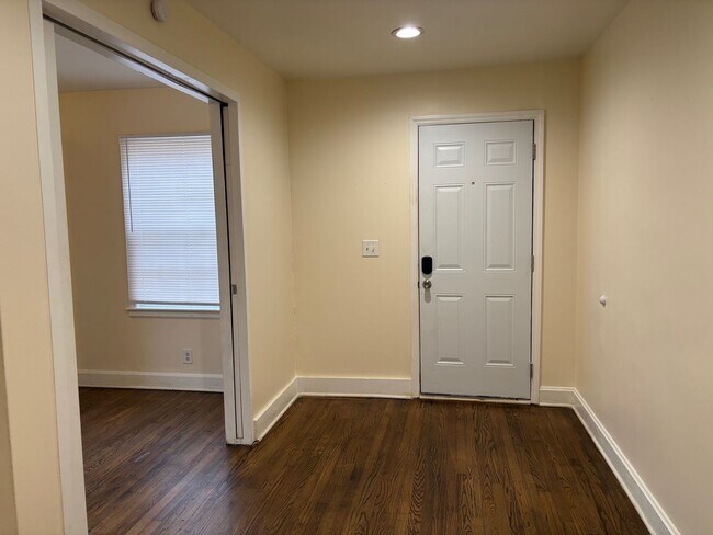 Building Photo - 1916