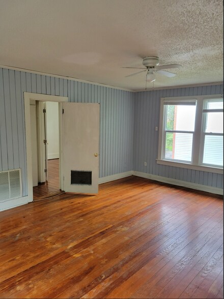 Building Photo - 1016 Pecan Ave