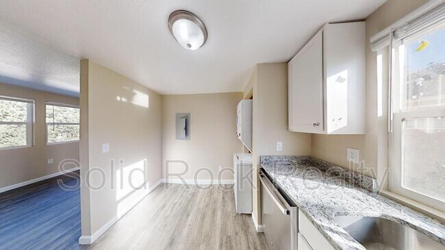 Building Photo - 2405 E St Vrain St