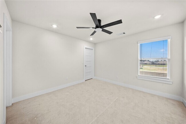 Building Photo - 951 Moksha St