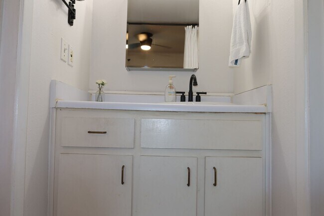 Building Photo - Hyde Park Country Condo - Furnished - 1BD/1BA - Covered Parking -Close to Everything