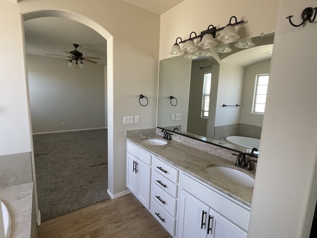 Building Photo - 3933 Agua Duro Dr