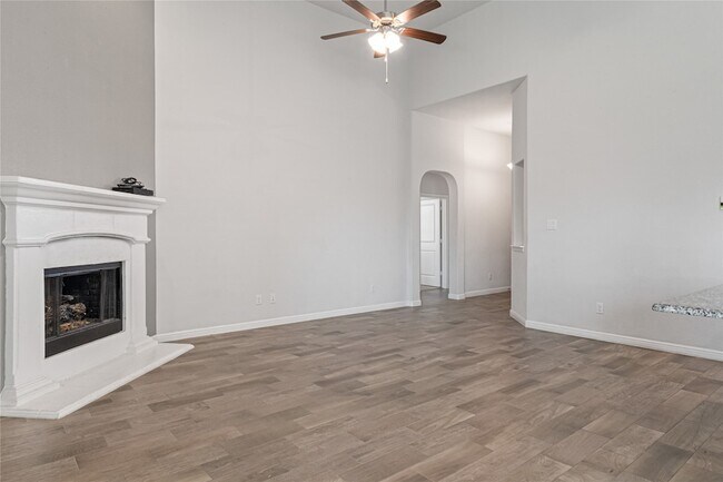 Building Photo - 821 Falcon Rd