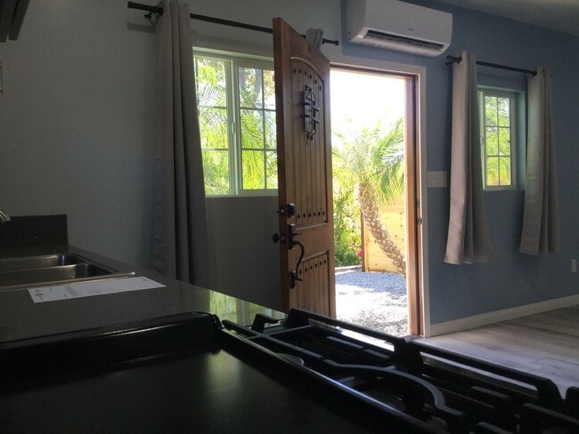 Building Photo - Gorgeous Guest house, with1 Bedroom and 1 Bathroom,  Hawthorne.