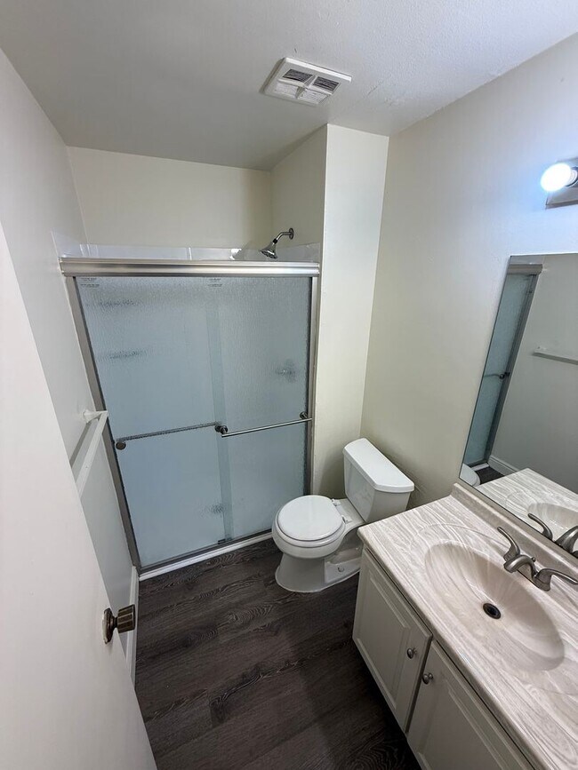 Building Photo - Spacious 3 Bedroom 2 Bathroom Condo in Eas...