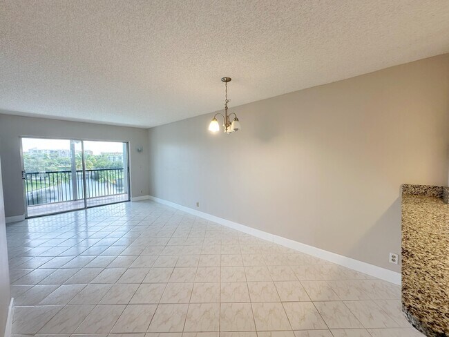 Building Photo - 2220 N Cypress Bend Dr