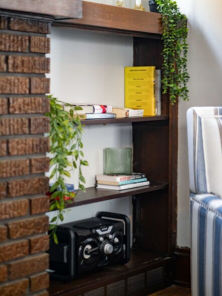 Building Photo - 10619 Bernard Ave