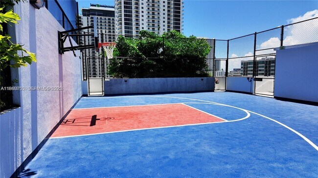 Building Photo - 700 NE 24th St