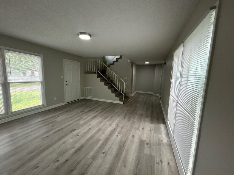 Building Photo - 45 Woodmont Dr