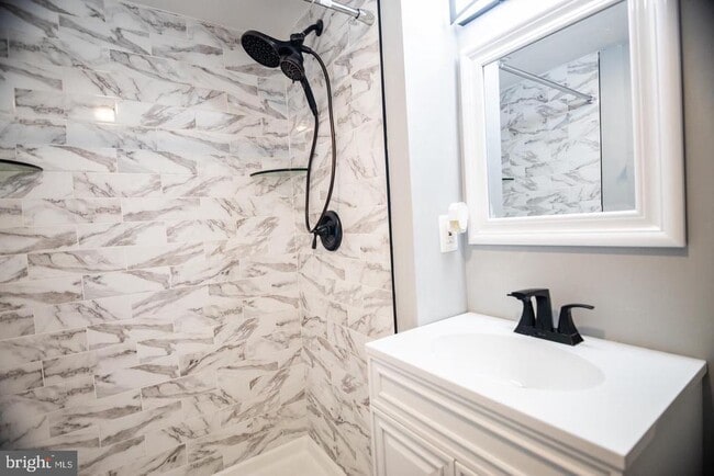 Building Photo - 138 Dale St