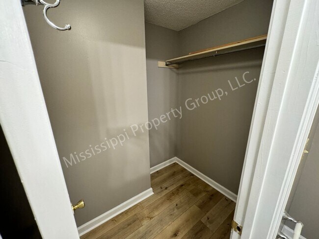 Building Photo - 402 Saddle Creek Dr