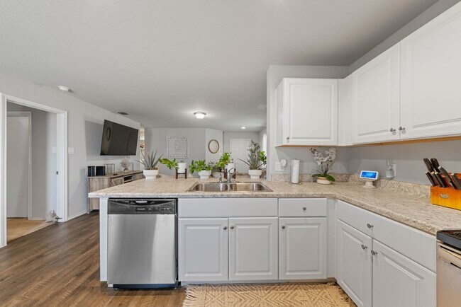 Building Photo - Spacious 3-Bed Home with Pool Access, Trails, and Fenced Yard in Converse