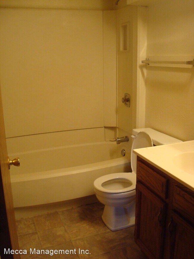 Building Photo - 2 br, 1 bath Apartment - 828 Seventh St.