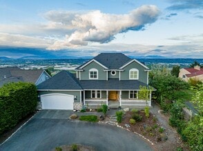 Building Photo - Spacious 4-Bedroom Home with Cascade & Val...