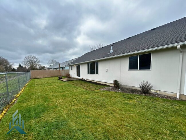 Building Photo - Updated 3 Bed 2 Bath Home