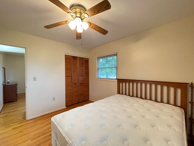 Building Photo - Large Furnished Rancher that Includes Lawn Maintenance and Bonus Room