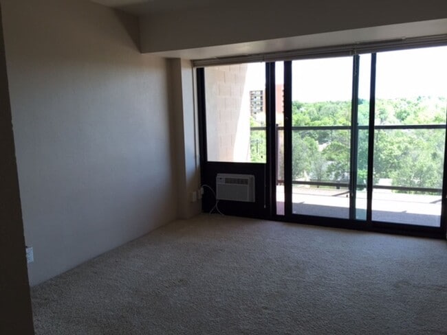 Building Photo - 1 Bedroom at Citywalk Downtown with Utilities Included!!
