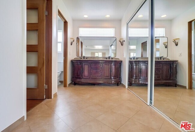 Building Photo - 687 Mt Carmel Dr