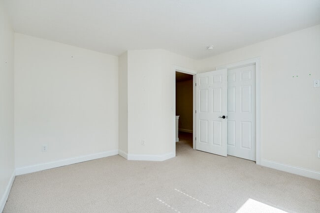 Building Photo - 208 Pointe Oakwood Way