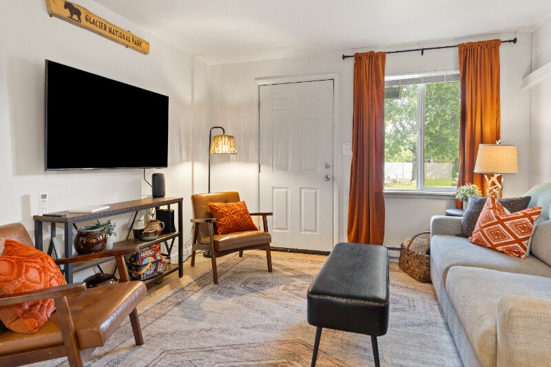 Building Photo - 661 8th Ave E N